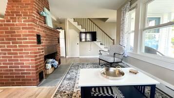 Smart TV, fireplace, books, stereo