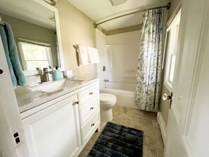 Combined shower/bathtub, hair dryer, towels, soap - 2BED GUESTHOUSE WITH PRIVATE BEACH ACCESS (East Lyme)