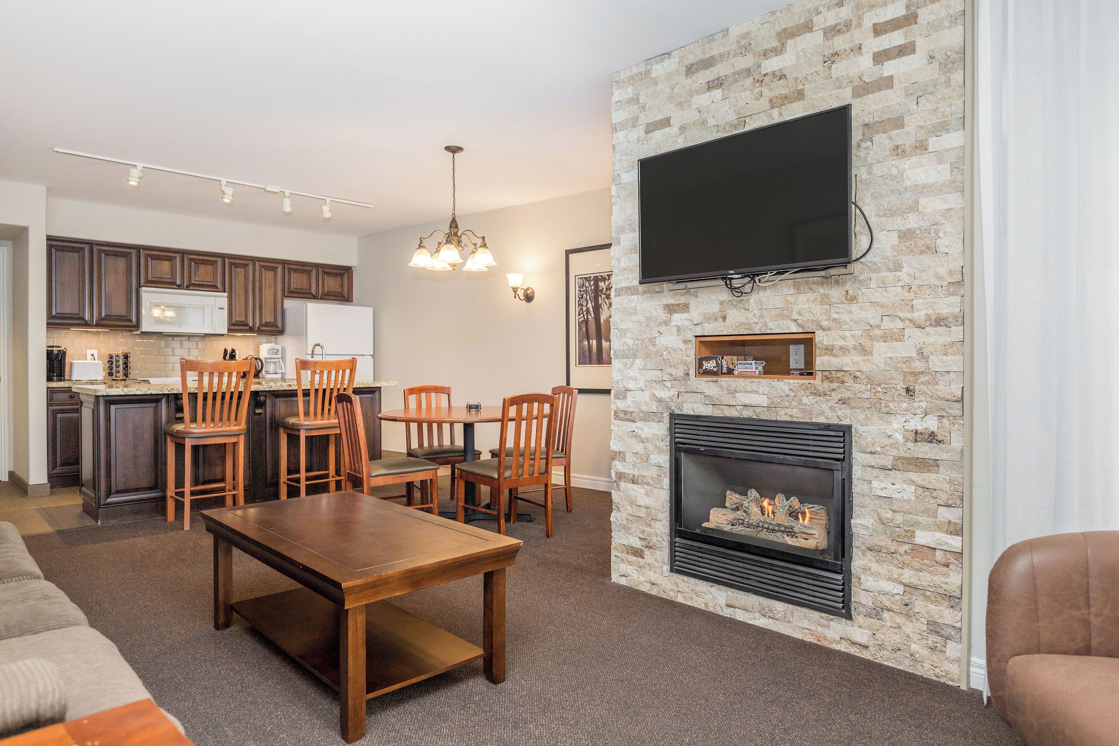 Smart TV, caminetto, tavolo da calcetto