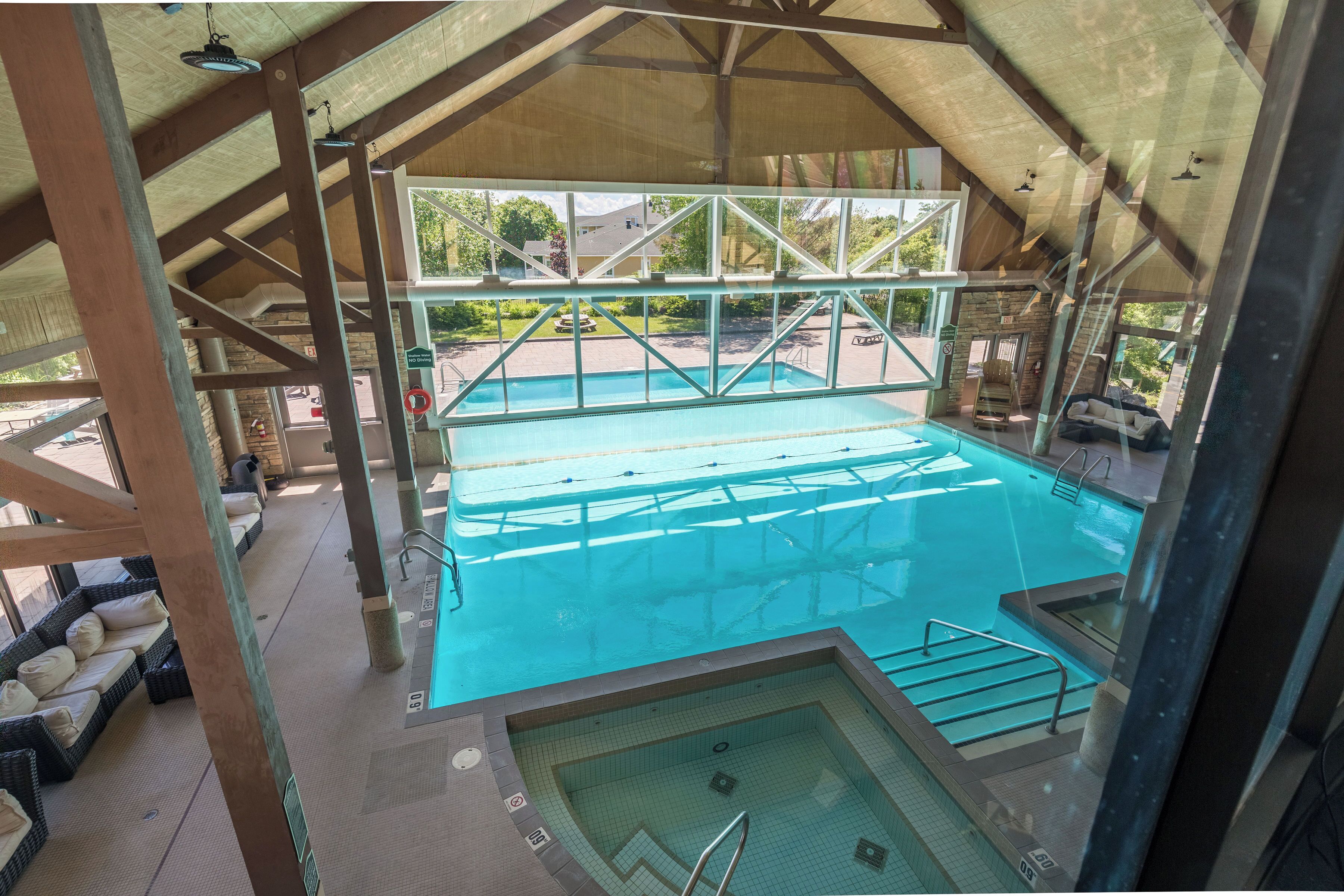 Een binnenzwembad en een buitenzwembad