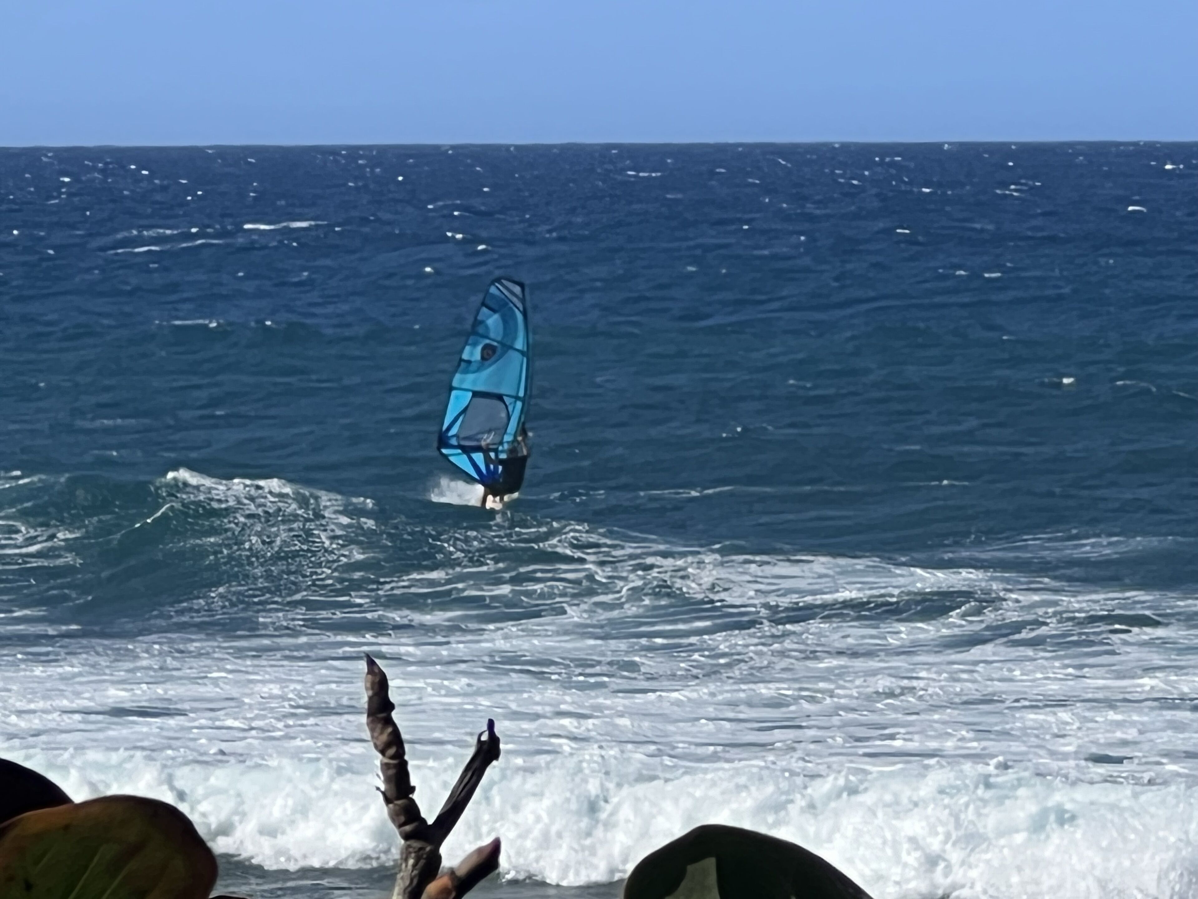 Une personne pratiquant la planche à voile en mer.
