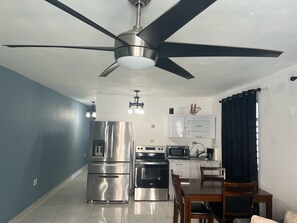 Condo de lujo | Cocina privada | Refrigerador con congelador, microondas, horno y parrilla de estufa 