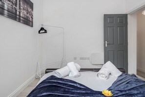 Departamento, 1 cama Queen size | 1 habitación, tabla de planchar con plancha, wifi gratis y ropa de cama 