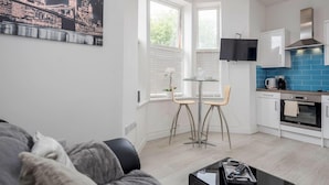Un appartement moderne comprenant un salon, un coin repas et une cuisine.