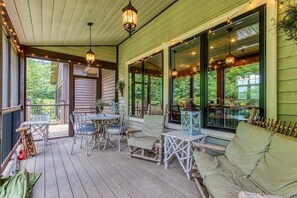 Outdoor dining - …STUNNING 4BD Luxury Lodge! …Huge YARD…Game Room!… (Sevierville)