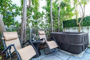 Stadtwohnung, 2 Schlafzimmer, eingeschränkter Seeblick (1100 sq ft) | Blick auf den Garten