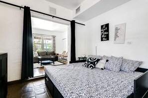 Townhome, 2 Bedrooms, Partial Lake View (1100 sq ft) | 2 bedrooms, individually decorated, desk, laptop workspace - 2 Bedroom/2 Bathroom Townhouse with Hottub (Miami Beach)