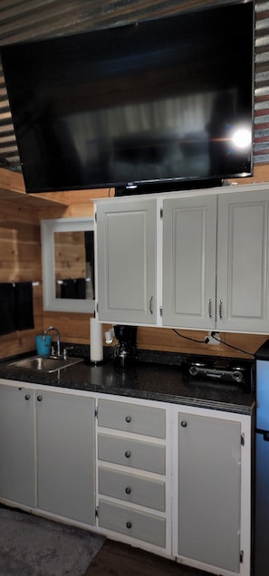 Refrigerador, microondas, parrilla de estufa y cafetera y tetera
