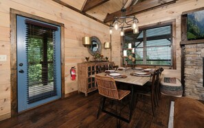 Dining - Chestnut Bearadise - Hot Tub, Dollywood Fireworks & King Beds (Gatlinburg)
