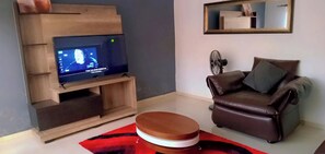 Een televisie en een stereo