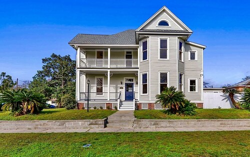 Beach Modern Victorian Retreat in Sunny Gulfport!