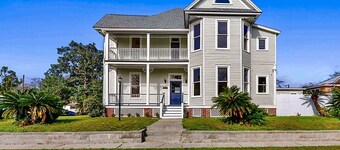 Beach Modern Victorian Retreat in Sunny Gulfport!