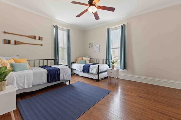 5 slaapkamers, een bureau, een strijkplank/strijkijzer, gratis wifi