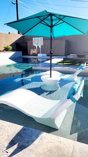 Piscina all'aperto, una piscina riscaldata