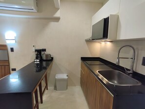 Business Studio | Private kitchen | Full-size fridge, microwave, coffee/tea maker, electric kettle - CONDOMINIO ENCANTADOR KAANTUN TULUM (Tulum)