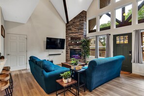 Smart TV, caminetto, videogiochi, tavolo da calcetto