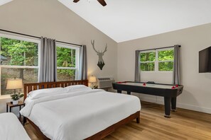 4 bedrooms, iron/ironing board, WiFi, bed sheets - Family Getaway I Ping Pong I Arcade I Air Hockey I Pool (Branson)