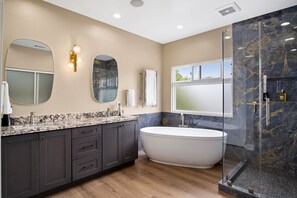 Badewanne, Haartrockner, Handtücher