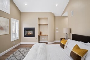 3 bedrooms, iron/ironing board, free WiFi, bed sheets - Pet-friendly! Near downtown Oceanside - Sea Spray (Oceanside)