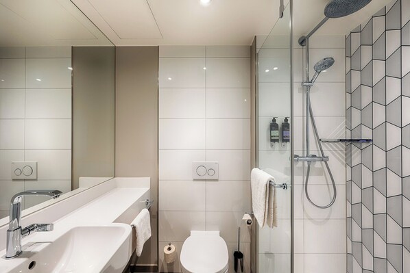 Superior Double Room | Bathroom - Premier Inn Hamburg City Klostertor (Hamburg)