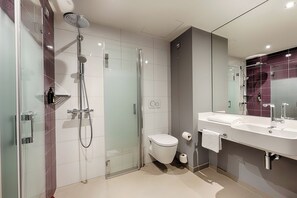 Twin Room, Roll-in Shower | Bathroom - Premier Inn Hamburg City Klostertor (Hamburg)
