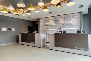 Reception - Premier Inn Hamburg City Klostertor (Hamburg)