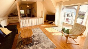 Junior Condo | Living area | 100-cm flat-screen TV with satellite channels, TV - Fährhaus Kirschenland (Jork)