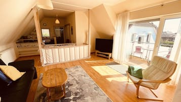 Junior Condo | Living area | 100-cm flat-screen TV with satellite channels, TV