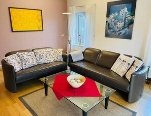 Condo Premium | Khu phòng khách | TV màn hình phẳng 100-cm có truyền hình vệ tinh, TV