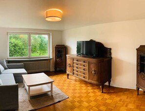 Condo cơ bản | Khu phòng khách | TV màn hình phẳng 100-cm có truyền hình vệ tinh, TV