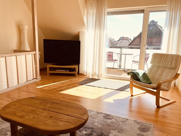 LĂ€genhet Junior | Vardagsrum | 100-centimeters platt-tv med satellitkanaler och tv