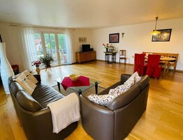 Condo premium | Área de estar | TV de tela plana 100 cm com canais via satélite, TV