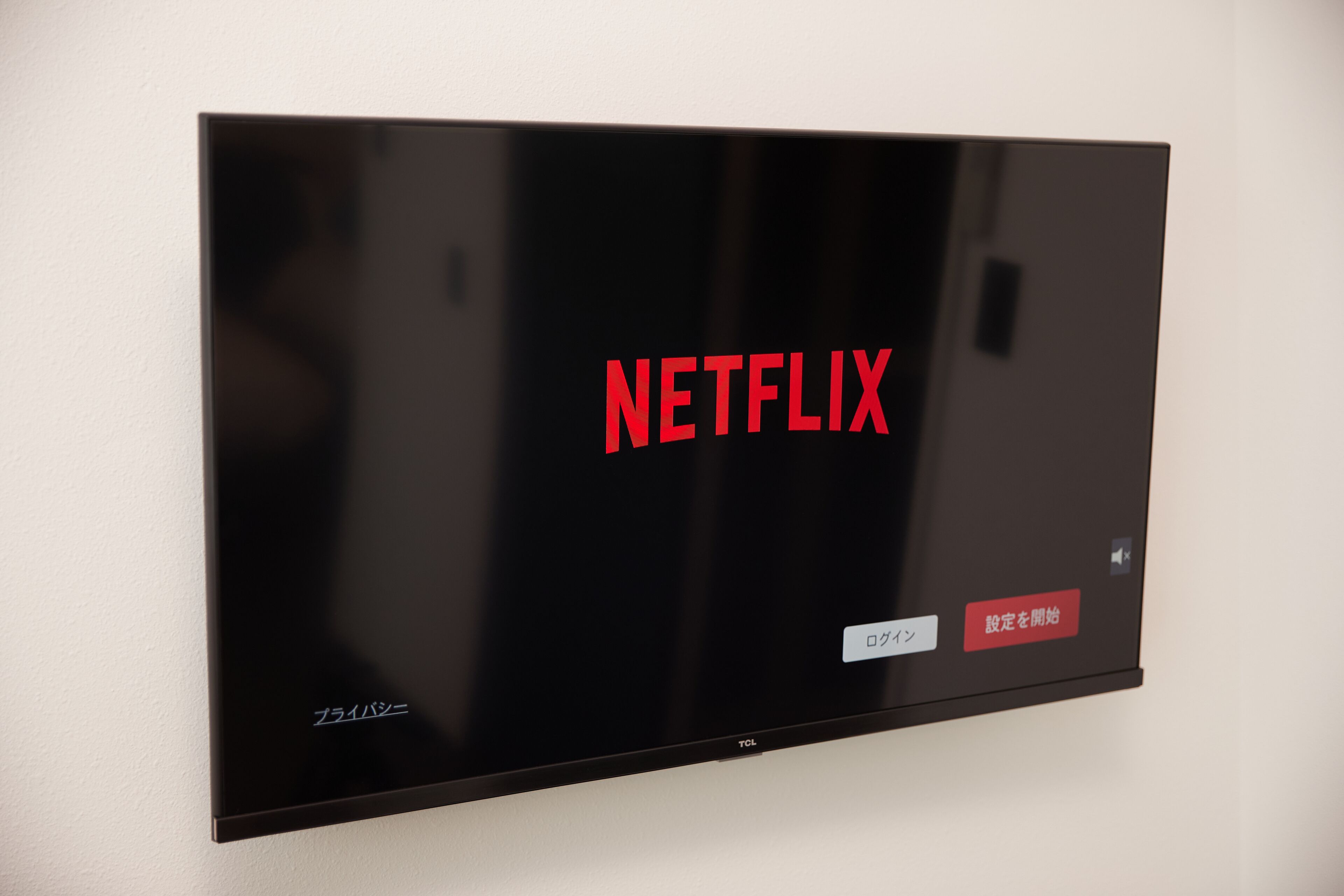 A black television screen with the Netflix logo and Japanese text.