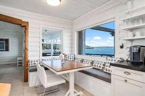 Dining - Sunset Shores: Waterfront Cottage on Vashon Island (Vashon)