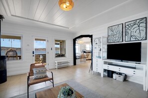 Una Smart TV, una chimenea, libros