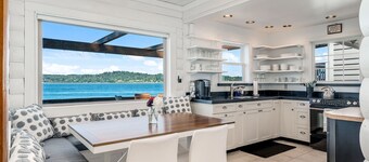 Sunset Shores: Waterfront Cottage on Vashon Island