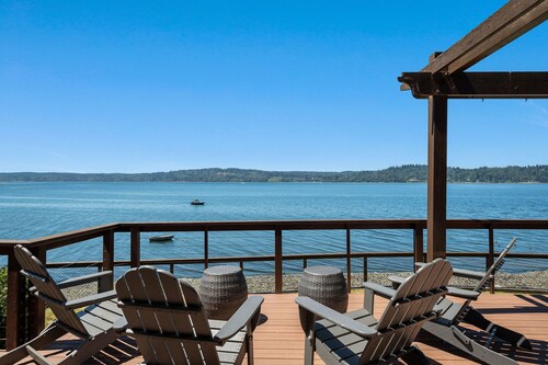 Sunset Shores: Waterfront Cottage on Vashon Island