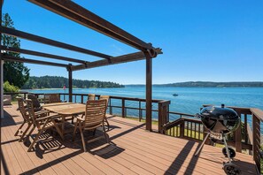 Outdoor dining - Sunset Shores: Waterfront Cottage on Vashon Island (Vashon)