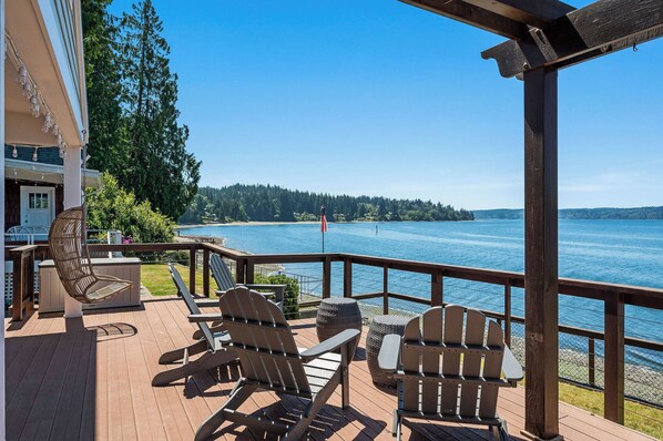 Terrace/patio - Sunset Shores: Waterfront Cottage on Vashon Island (Vashon)