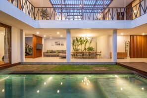 Una piscina al aire libre