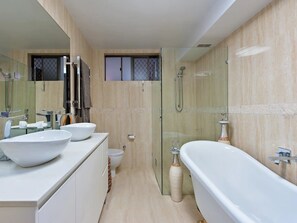 Hair dryer, towels, soap, toilet paper - A Fisherman's Rest (Nelson Bay)