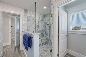 Combined shower/tub, hair dryer, towels