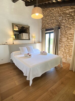 4 habitaciones, escritorio, tabla de planchar con plancha y wifi gratis 