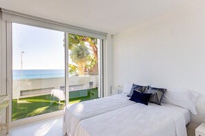 4 makuuhuonetta, työpöytä, silitysrauta/-lauta, vauvan matkasänky