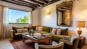 Una Smart TV, una mesa de tenis de mesa