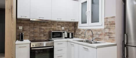 Fridge, microwave, oven, coffee/tea maker