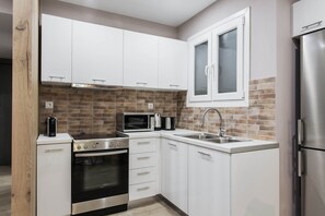 Fridge, microwave, oven, coffee/tea maker