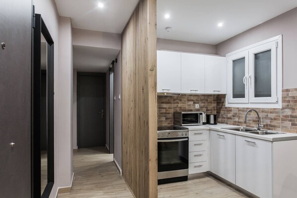 Fridge, microwave, oven, coffee/tea maker