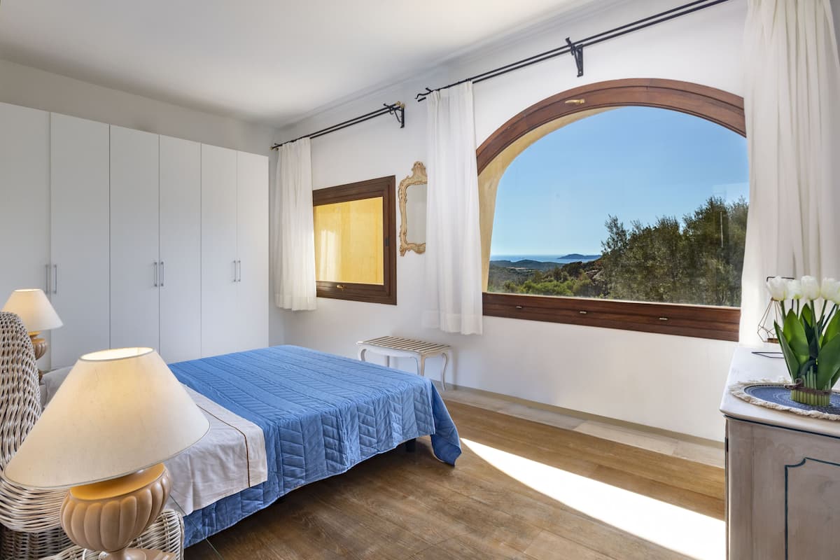 Deluxe Room | Minibar, in-room safe, free WiFi
