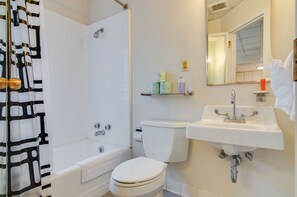 Combined shower/bathtub, hair dryer, towels - New Listing!! - 1 Bedroom Apt at the Historic Scarritt Bennett (Nashville)